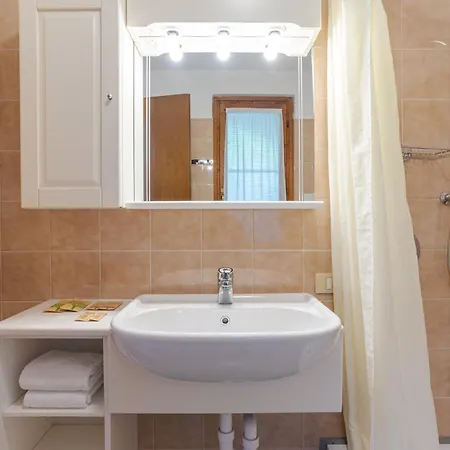 View Cori Daire Menaggio